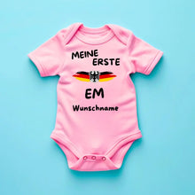 Carica l&#39;immagine nel visualizzatore di Gallery, Meine Erste EM - Personalisierter Baby-Onesie/ Strampler, 100% Bio-Baumwolle Body
