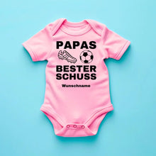 Carica l&#39;immagine nel visualizzatore di Gallery, Papas bester Schuss - Personalisierter Baby-Onesie/ Strampler, 100% Bio-Baumwolle, Fußball Fan Body
