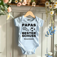 Carica l&#39;immagine nel visualizzatore di Gallery, Papas bester Schuss - Personalisierter Baby-Onesie/ Strampler, 100% Bio-Baumwolle, Fußball Fan Body
