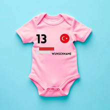 Carica l&#39;immagine nel visualizzatore di Gallery, 2024 Fussball EM Türkei - Personalisierter Baby-Onesie/ Strampler, Trikot mit anpassbarem Namen und Trikotnummer, 100% Bio-Baumwolle Baby Body
