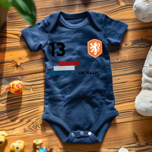 Carica l&#39;immagine nel visualizzatore di Gallery, 2024 Voetbal EM Nederland - Gepersonaliseerde baby romper, shirt met aanpasbare naam en rugnummer, 100% biologisch katoenen baby romper
