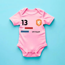 Carica l&#39;immagine nel visualizzatore di Gallery, 2024 Voetbal EM Nederland - Gepersonaliseerde baby romper, shirt met aanpasbare naam en rugnummer, 100% biologisch katoenen baby romper
