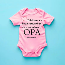 Carica l&#39;immagine nel visualizzatore di Gallery, Ich kann es kaum erwarten dich zu sehen OPA - Personalisierter Baby-Onesie/ Strampler, Geburt MAMA, PAPA, OMA, OPA, 100% Bio-Baumwolle Body
