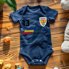 Carica l&#39;immagine nel visualizzatore di Gallery, 2024 Fussball EM Rumänien - Personalisierter Baby-Onesie/ Strampler, Trikot mit anpassbarem Namen und Trikotnummer, 100% Bio-Baumwolle Baby Body
