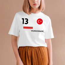 Carica l&#39;immagine nel visualizzatore di Gallery, Fußball EM 2024 Türkei Trikot - Personalisiertes T-Shirt für türkische Fußball-Fans (100% Baumwolle, Unisex)
