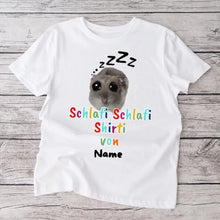 Carica l&#39;immagine nel visualizzatore di Gallery, Schlafi Shlafi Shirti Hamster Meme - Personalisiertes T-Shirt (100% Baumwolle, Unisex)
