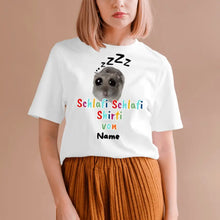 Carica l&#39;immagine nel visualizzatore di Gallery, Schlafi Shlafi Shirti Hamster Meme - Personalisiertes T-Shirt (100% Baumwolle, Unisex)
