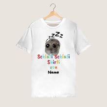 Carica l&#39;immagine nel visualizzatore di Gallery, Schlafi Shlafi Shirti Hamster Meme - Personalisiertes T-Shirt (100% Baumwolle, Unisex)
