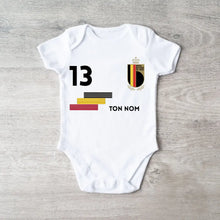 Carica l&#39;immagine nel visualizzatore di Gallery, 2024 Maillot de foot Euro Belgique - Body bébé personnalisé avec prénom et numéro de maillot personnalisables, 100% coton bio
