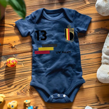 Carica l&#39;immagine nel visualizzatore di Gallery, 2024 Euro België voetbalshirt - Gepersonaliseerd babyrompertje met naam en rugnummer, 100% biologisch katoen
