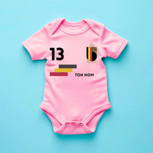 Carica l&#39;immagine nel visualizzatore di Gallery, 2024 Maillot de foot Euro Belgique - Body bébé personnalisé avec prénom et numéro de maillot personnalisables, 100% coton bio
