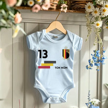 Carica l&#39;immagine nel visualizzatore di Gallery, 2024 Maillot de foot Euro Belgique - Body bébé personnalisé avec prénom et numéro de maillot personnalisables, 100% coton bio
