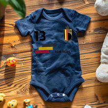 Carica l&#39;immagine nel visualizzatore di Gallery, 2024 Maillot de foot Euro Belgique - Body bébé personnalisé avec prénom et numéro de maillot personnalisables, 100% coton bio
