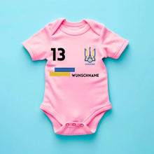 Carica l&#39;immagine nel visualizzatore di Gallery, 2024 Fussball EM Ukraine - Personalisierter Baby-Onesie/ Strampler, Trikot mit anpassbarem Namen und Trikotnummer, 100% Bio-Baumwolle Baby Body
