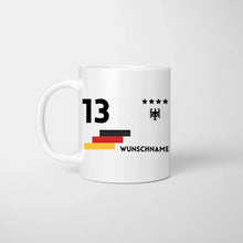 Carica l&#39;immagine nel visualizzatore di Gallery, EM 2024 Trikot-Tasse - Personalisierte Tasse zur Fußball-EM, Wunschnummer und Name, individuelle Tasse Fan Tasse Deutschland
