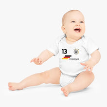 Carica l&#39;immagine nel visualizzatore di Gallery, Deutschland EM Trikot Strampler - Personalisierter Baby-Onesie, Body mit anpassbarem Namen und Trikotnummer, 100% Bio-Baumwolle, EM 2024

