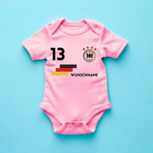 Carica l&#39;immagine nel visualizzatore di Gallery, Deutschland EM Trikot Strampler - Personalisierter Baby-Onesie, Body mit anpassbarem Namen und Trikotnummer, 100% Bio-Baumwolle, EM 2024
