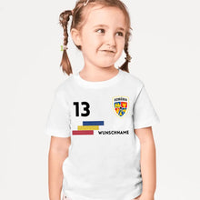 Carica l&#39;immagine nel visualizzatore di Gallery, EM Rumänien Kinder-Trikot - Personalisiertes T-Shirt für Kinder, Fußball EM 2024(100% Baumwolle, individuelle Nummer &amp; Wunschname)
