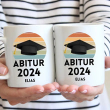 Carica l&#39;immagine nel visualizzatore di Gallery, Glückwunsch Abschluss Tasse 2024 - Personalisierte Tasse Abitur, Studium, Bachelor, Master, Ausbildung, Realschule, Examen
