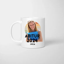 Carica l&#39;immagine nel visualizzatore di Gallery, Abschluss Foto Tasse 2024 - Eigenes Bild hochladen, Personalisierte Tasse Abitur, Studium, Bachelor, Master, Ausbildung, Realschule, Examen
