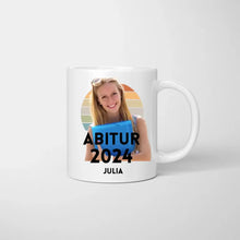 Carica l&#39;immagine nel visualizzatore di Gallery, Abschluss Foto Tasse 2024 - Eigenes Bild hochladen, Personalisierte Tasse Abitur, Studium, Bachelor, Master, Ausbildung, Realschule, Examen
