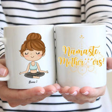 Carica l&#39;immagine nel visualizzatore di Gallery, Namaste Yoga Freundinnen - Personalisierte Tasse Freundinnen/ Kolleginnen (1-3 Frauen)
