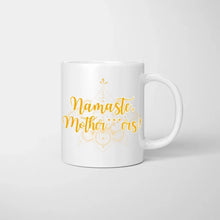 Carica l&#39;immagine nel visualizzatore di Gallery, Namaste Yoga Freundinnen - Personalisierte Tasse Freundinnen/ Kolleginnen (1-3 Frauen)
