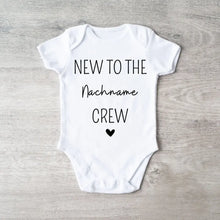 Carica l&#39;immagine nel visualizzatore di Gallery, New to the Family Crew - Personalisierter Baby-Onesie/ Strampler, 100% Bio-Baumwolle
