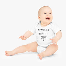 Carica l&#39;immagine nel visualizzatore di Gallery, New to the Family Crew - Personalisierter Baby-Onesie/ Strampler, 100% Bio-Baumwolle
