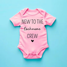 Carica l&#39;immagine nel visualizzatore di Gallery, New to the Family Crew - Personalisierter Baby-Onesie/ Strampler, 100% Bio-Baumwolle
