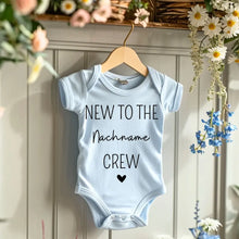 Carica l&#39;immagine nel visualizzatore di Gallery, New to the Family Crew - Personalisierter Baby-Onesie/ Strampler, 100% Bio-Baumwolle
