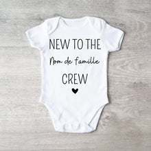 Carica l&#39;immagine nel visualizzatore di Gallery, New to the family crew nom de famille - Onesie/dorsal bébé personnalisé, body 100% coton bio
