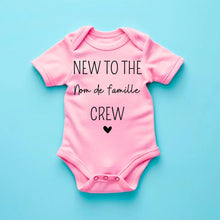 Carica l&#39;immagine nel visualizzatore di Gallery, New to the family crew nom de famille - Onesie/dorsal bébé personnalisé, body 100% coton bio
