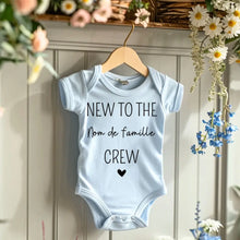 Carica l&#39;immagine nel visualizzatore di Gallery, New to the family crew nom de famille - Onesie/dorsal bébé personnalisé, body 100% coton bio
