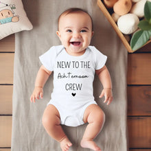 Carica l&#39;immagine nel visualizzatore di Gallery, New to the family crew achternaam - Gepersonaliseerde baby onesie, baby body 100% biologisch katoen
