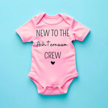 Carica l&#39;immagine nel visualizzatore di Gallery, New to the family crew achternaam - Gepersonaliseerde baby onesie, baby body 100% biologisch katoen
