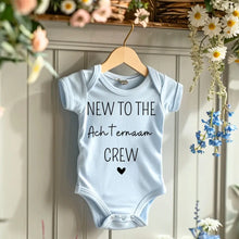 Carica l&#39;immagine nel visualizzatore di Gallery, New to the family crew achternaam - Gepersonaliseerde baby onesie, baby body 100% biologisch katoen
