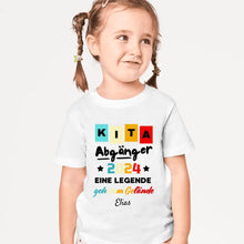 Carica l&#39;immagine nel visualizzatore di Gallery, Kita Abgänger 2024, Eine Legende geht vom Gelände - Personalisiertes T-Shirt Kinder, Schüler, Einschulung (100% Baumwolle)
