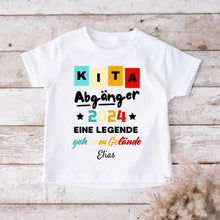 Carica l&#39;immagine nel visualizzatore di Gallery, Kita Abgänger 2024, Eine Legende geht vom Gelände - Personalisiertes T-Shirt Kinder, Schüler, Einschulung (100% Baumwolle)
