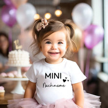 Carica l&#39;immagine nel visualizzatore di Gallery, Mini-Nachname - Personalisiertes Baby-T-Shirt, 100% Bio-Baumwolle
