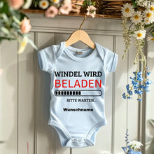 Carica l&#39;immagine nel visualizzatore di Gallery, Windel wird beladen - Personalisierter Baby-Onesie/ Strampler, 100% Bio-Baumwolle
