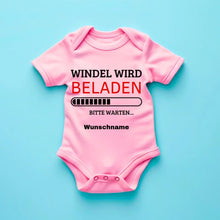 Carica l&#39;immagine nel visualizzatore di Gallery, Windel wird beladen - Personalisierter Baby-Onesie/ Strampler, 100% Bio-Baumwolle
