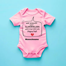 Carica l&#39;immagine nel visualizzatore di Gallery, Superhelden Papa - Personalisierter Baby-Onesie/ Strampler, 100% Bio-Baumwolle
