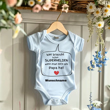 Carica l&#39;immagine nel visualizzatore di Gallery, Superhelden Papa - Personalisierter Baby-Onesie/ Strampler, 100% Bio-Baumwolle
