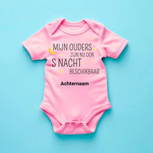 Carica l&#39;immagine nel visualizzatore di Gallery, MIJN OUDERS ZIJN NU OOK S NACHT BESCHIKBAAR - Gepersonaliseerde baby onesie, baby body 100% biologisch katoen
