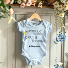 Carica l&#39;immagine nel visualizzatore di Gallery, MIJN OUDERS ZIJN NU OOK S NACHT BESCHIKBAAR - Gepersonaliseerde baby onesie, baby body 100% biologisch katoen
