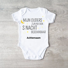 Carica l&#39;immagine nel visualizzatore di Gallery, MIJN OUDERS ZIJN NU OOK S NACHT BESCHIKBAAR - Gepersonaliseerde baby onesie, baby body 100% biologisch katoen
