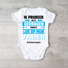 Carica l&#39;immagine nel visualizzatore di Gallery, IK PROBEER ME TE GEDRAGEN PAPA - Gepersonaliseerde baby onesie, baby body 100% biologisch katoen
