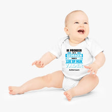 Carica l&#39;immagine nel visualizzatore di Gallery, IK PROBEER ME TE GEDRAGEN PAPA - Gepersonaliseerde baby onesie, baby body 100% biologisch katoen
