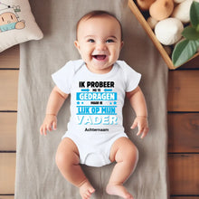 Carica l&#39;immagine nel visualizzatore di Gallery, IK PROBEER ME TE GEDRAGEN PAPA - Gepersonaliseerde baby onesie, baby body 100% biologisch katoen
